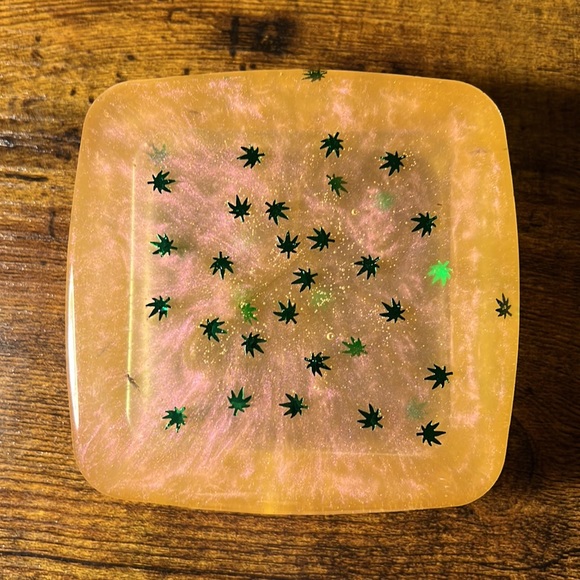 Pot leaf ashtray - Picture 2 of 3